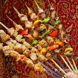 手抓饭配羊肉串，满口飘香的满足[调皮]
