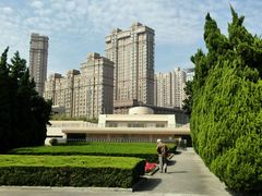 四周高耸的房产-上海市龙华烈士陵园