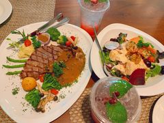 -Chom Cafe and Restaurant