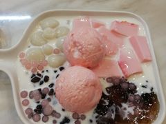 蜜桃桃胶冰淇凌白玉冻-李大牛和刘大力手作甜品(凯德店)