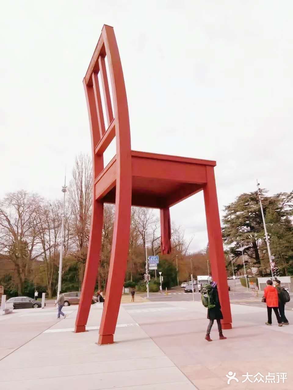 日内瓦万国宫断腿椅子图片