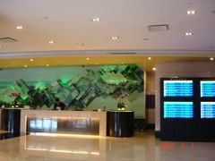 大堂的航班信息显示屏-广州白云机场雅高铂尔曼大酒店