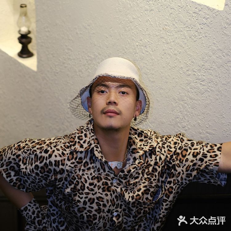 今日闪光灯下的亮仔♡