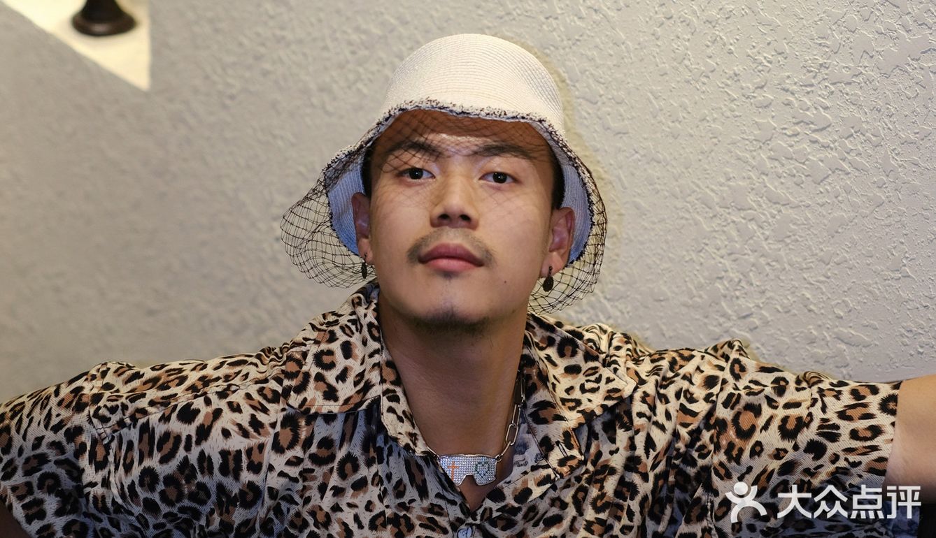 今日闪光灯下的亮仔♡