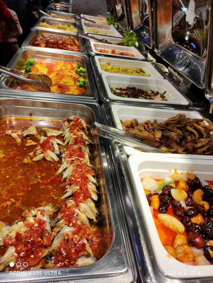 滕牛自助烤肉-"整体食材种类很多,牛肉粒好吃哈密瓜和绿色.