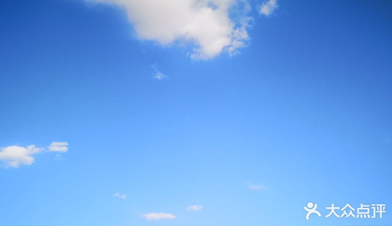 天空很蓝，几朵白云就像是画上去似的，天空和白云都很干净