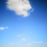 天空很蓝，几朵白云就像是画上去似的，天空和白云都很干净