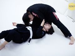 -菠萝格斗巴西柔术训练馆