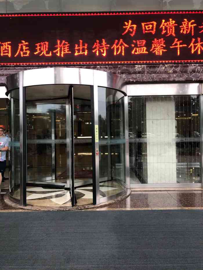 日照君临天下大酒店-"入住的海景房,可是离海边还是有两公里的,..."-