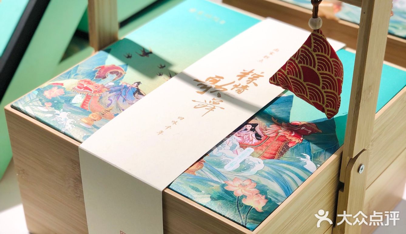 今年还有店里的特色糕点，绿豆糕和定胜糕