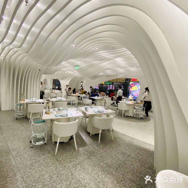 环境：店内环境以白色调为主