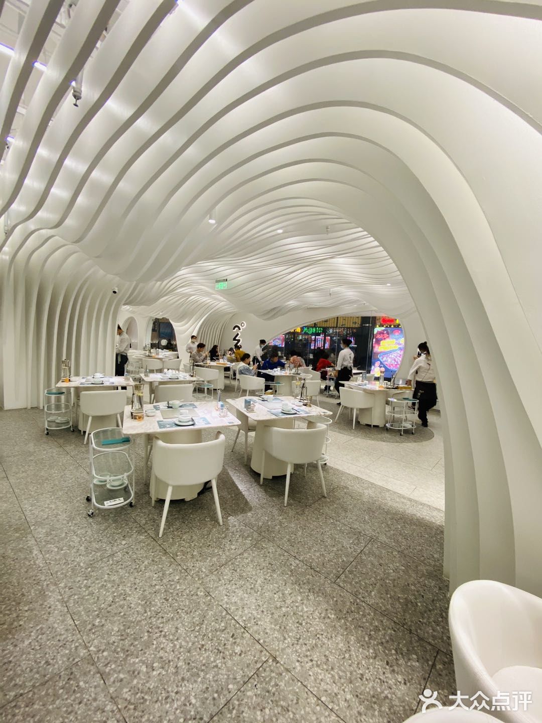 环境：店内环境以白色调为主