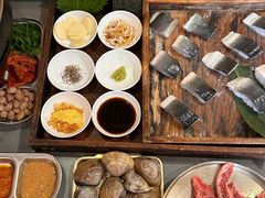 -围炉肉舍•炭烤活鳗•丹东海鲜烤肉(步行街店)