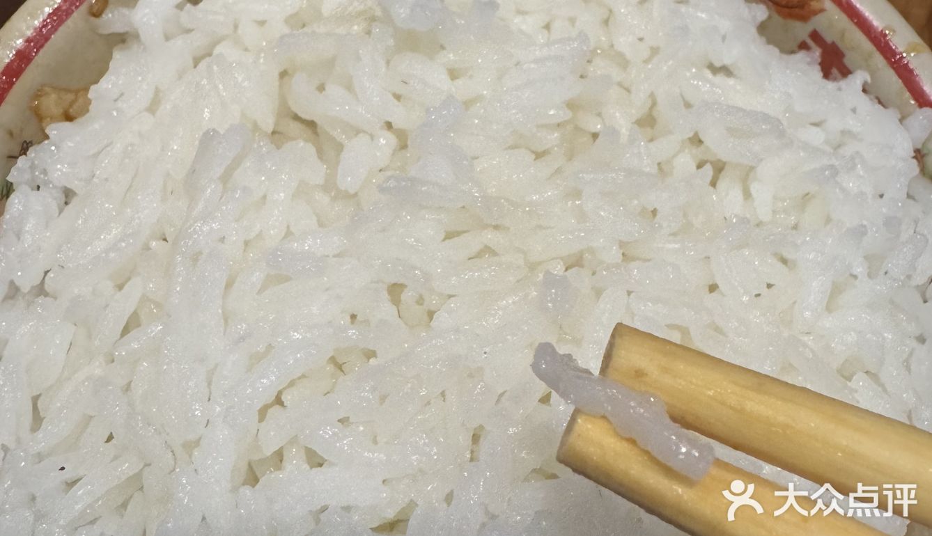 《王朴朴红油鸡公煲：味蕾与情怀的双重盛宴》 