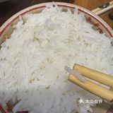 《王朴朴红油鸡公煲：味蕾与情怀的双重盛宴》 