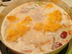 -洪氏嗨捞·广东猪肚鸡·椰子鸡火锅(西咸万象城店)