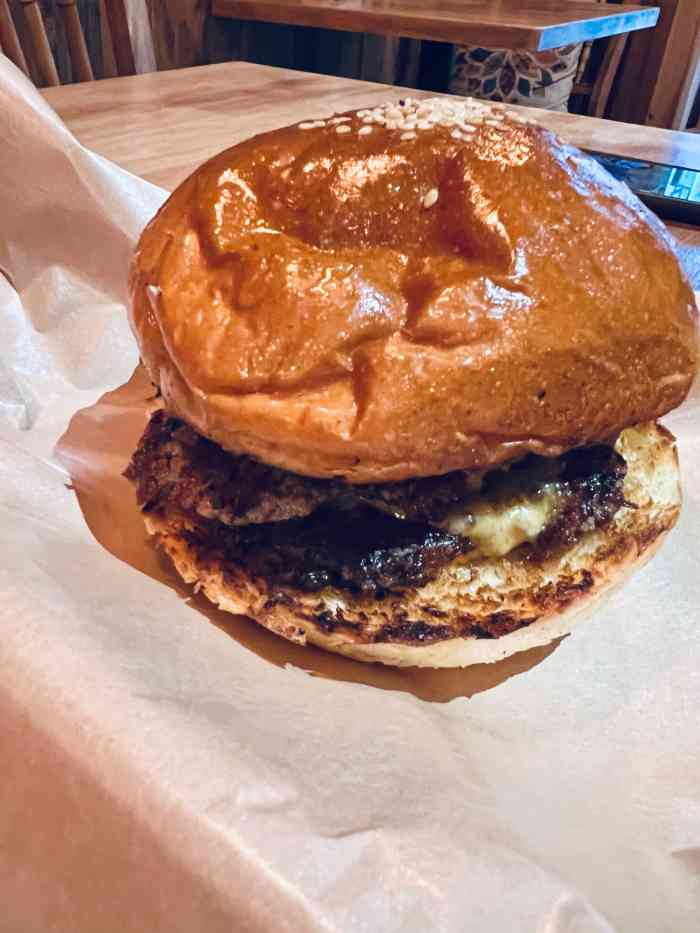 lone star 孤星汉堡-"开在小区楼下的一家小汉堡店,约了几个朋友.