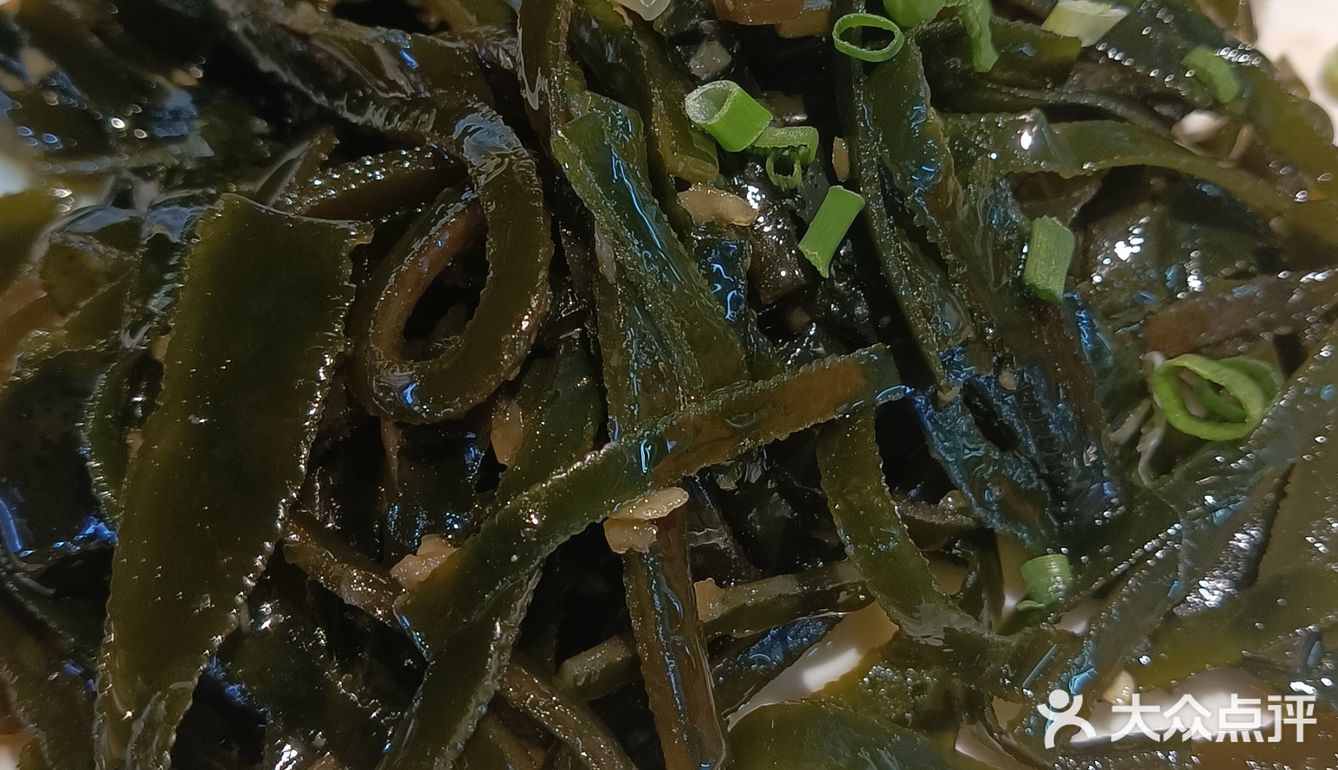 双人份的酸菜鱼用的是鲈鱼，肉质鲜嫩又大块，份量不少