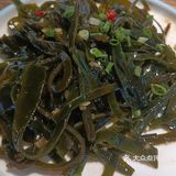 双人份的酸菜鱼用的是鲈鱼，肉质鲜嫩又大块，份量不少