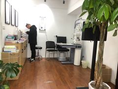 -视野联行眼镜•蔡司•依视路(温江店)