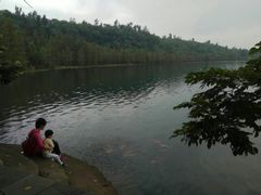 老人和小孩湖边戏鱼-湖光岩风景区