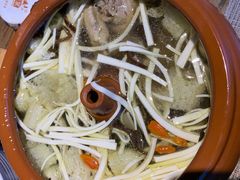 无水蒸制竹笙汽锅鸡汤-雀舞云南菜(乐客城店)