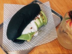 牛油果炒蛋竹炭包-A30 BISTRO