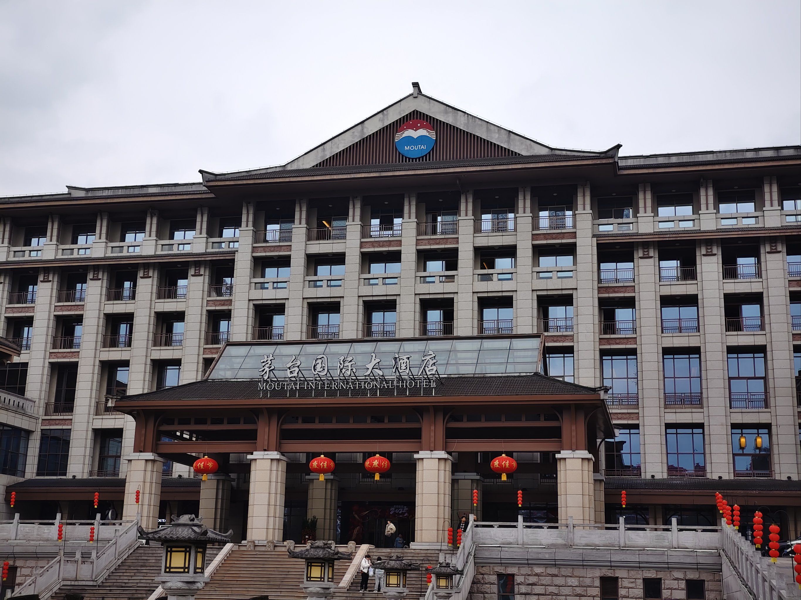 0元玩转这座城茅台镇的特色就是这地的酒和大酒店,外观壮丽辉煌,进去