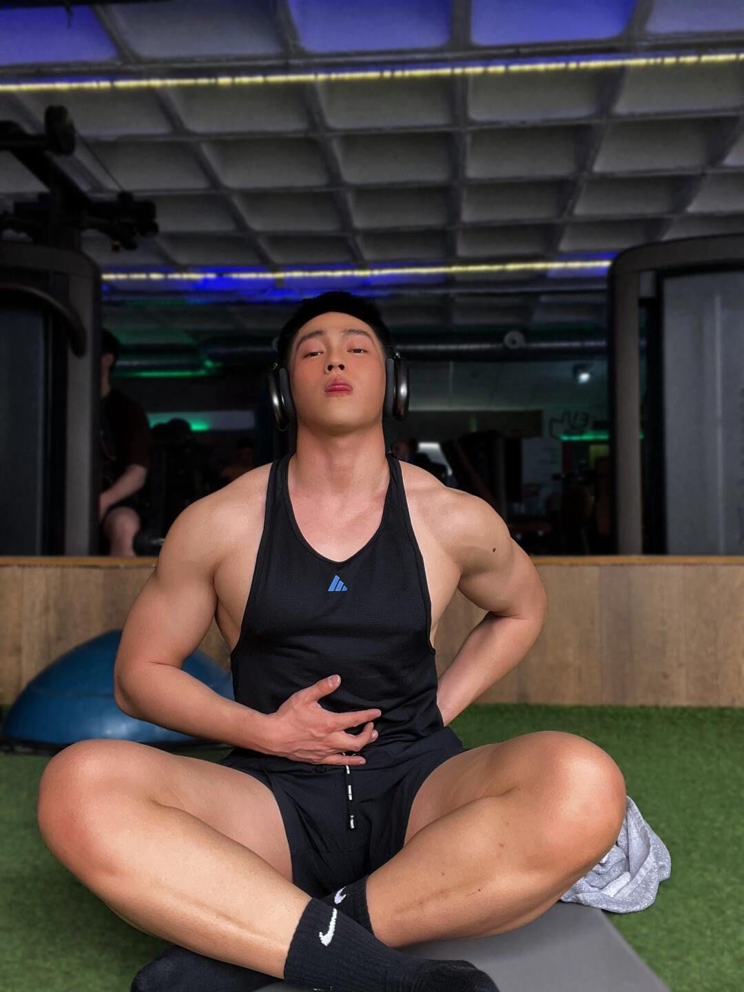 小肌肉男孩秀肌肉