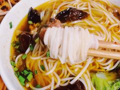 酸菜肉丝米线-越洋肖氏老米线(杨家坪店)