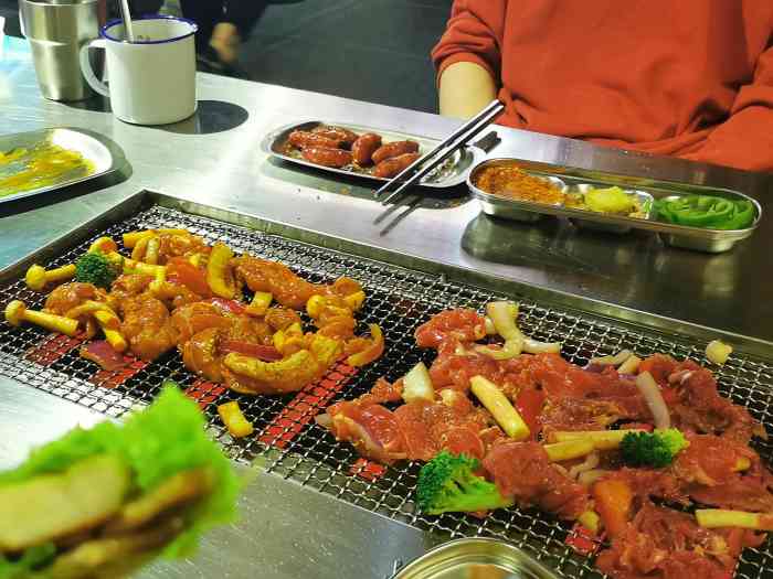 马路牙子地桌烤肉(工体店)-"很接地气儿～的一家店.