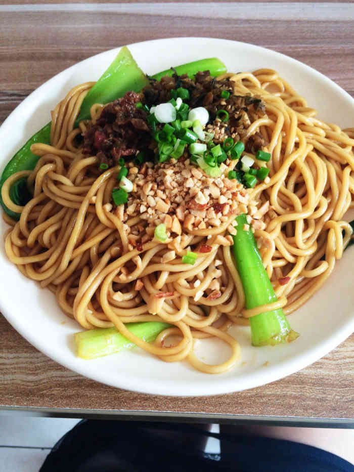 打分   /人 六元,小份的牛肉燃面,竟然全部吃光光啦,加些醋,味道还是