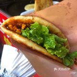 很多人驱车很远过来买 她家的鸡蛋饼是老式的鸡蛋灌饼