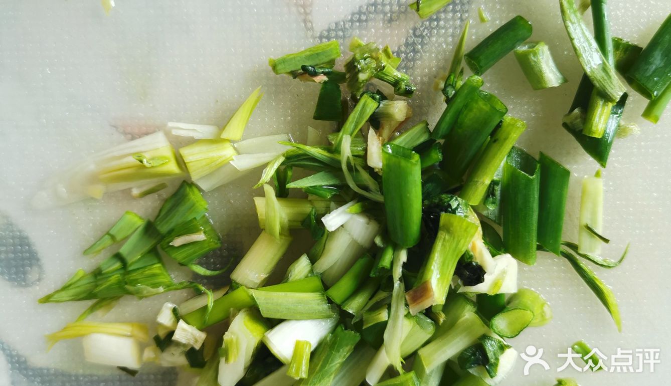 2）加油入锅，烧热，关火（为安全起见），放入上述各种类