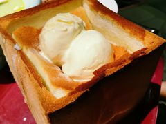 珍宝蜂蜜厚多士（配雪糕）-港丽餐厅