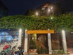 -Cuc Gach Quan Restaurant