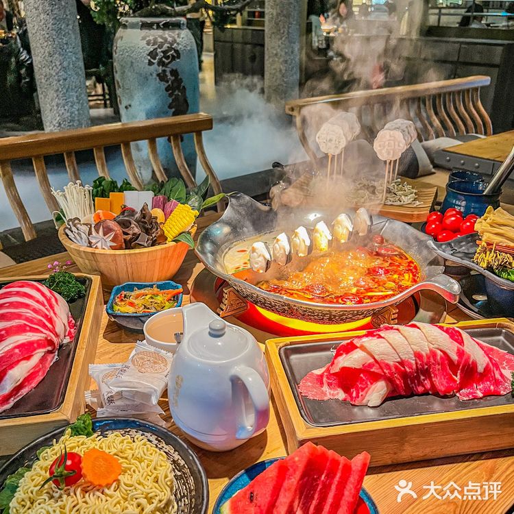 姐妹们,快来湊湊火锅看企鹅跳水啦!