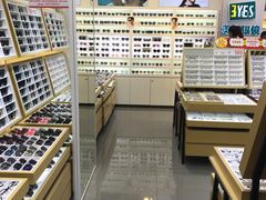 -美式眼镜·授权蔡司.依视路.尼康.豪雅.明月(人民广场店)