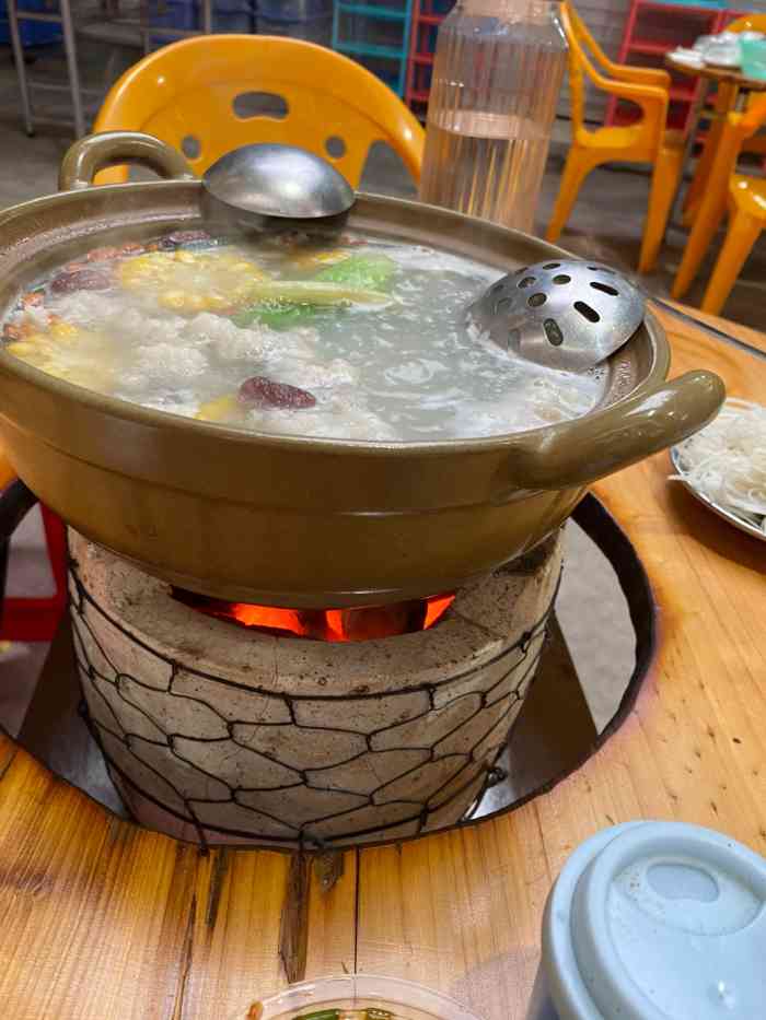 和兴记生料炭火打边炉(云南路店)-"[薄荷]环境:大排档,宽敞的露天排场