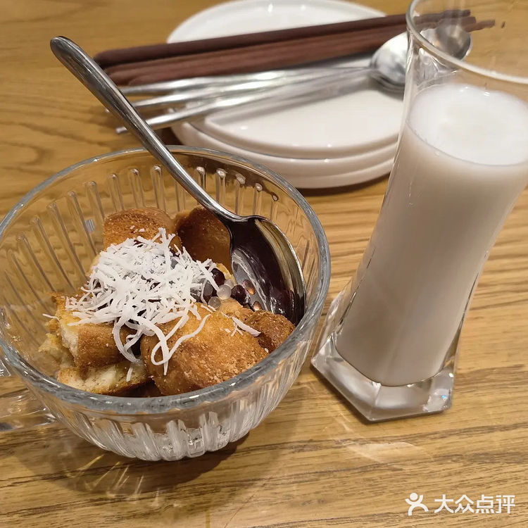 排队真的挺厉害的，我们五点多去的，排了八十分钟，还是在前面过