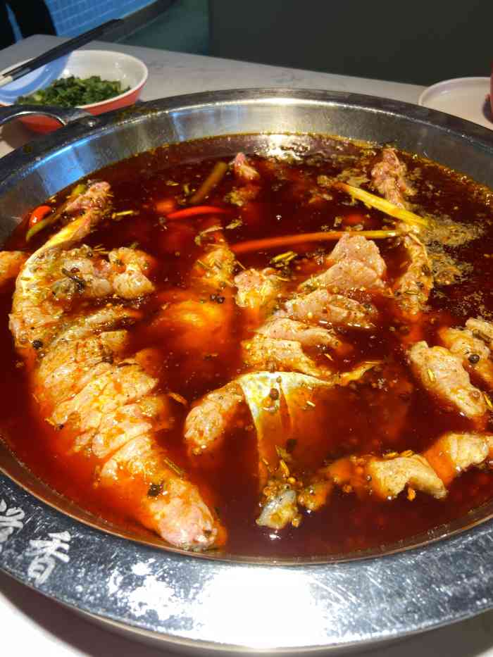 蜀滋香鲜鱼火锅(339店)-"[薄荷]环境:鲜鱼坊重新装修过啦,红红.