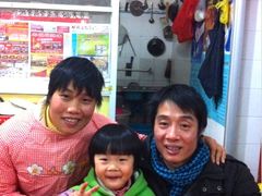 老板一家 可爱的欣怡-毛大姐漓江特色啤酒鱼