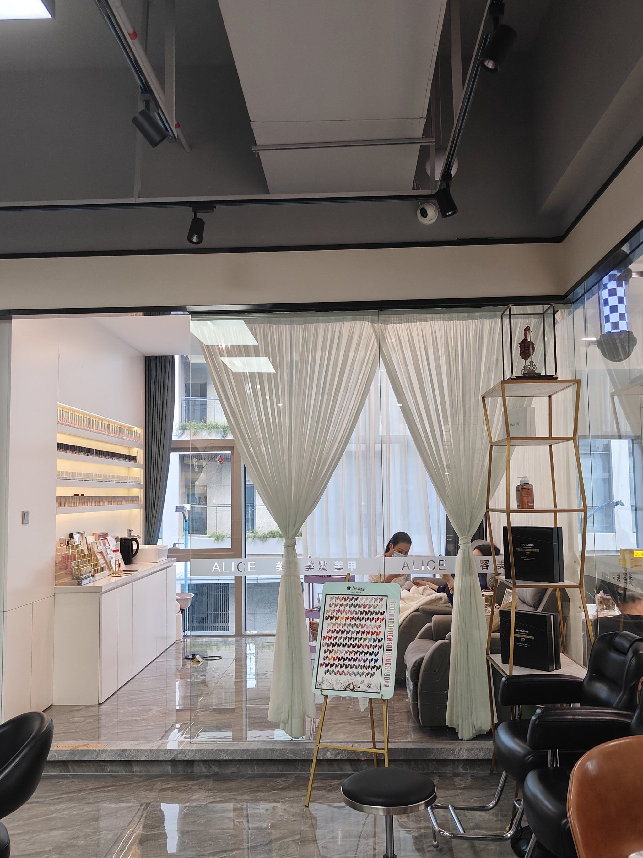 美发店接待顾客的服爱游戏- AYX爱游戏体育官方网站- 体育