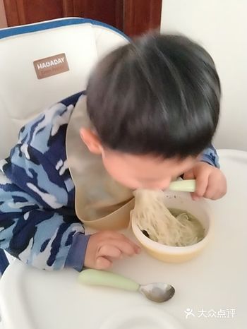 宝宝吃西兰花面条营养又好吸收