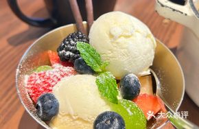 Vanilla Ice Cream with Seasonal Fruits