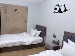 -呓林假日酒店(成都军区总医院熊猫基地店)