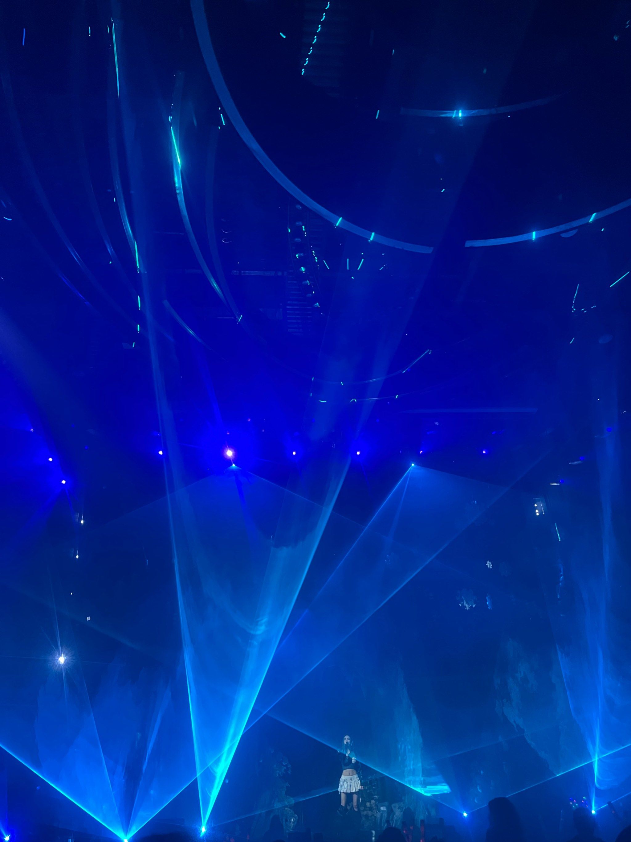 酒吧灯光秀,喝着酒听着歌看着灯光秀