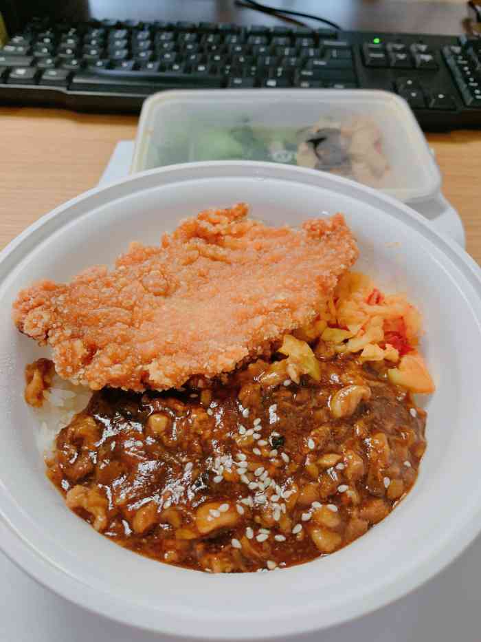 打分    /人 小星星鸡排好像有点辣的.点的双拼加炖品,整体菜量很足.