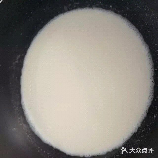 请姐妹吃我做的牛奶草莓布丁[调皮][调皮]