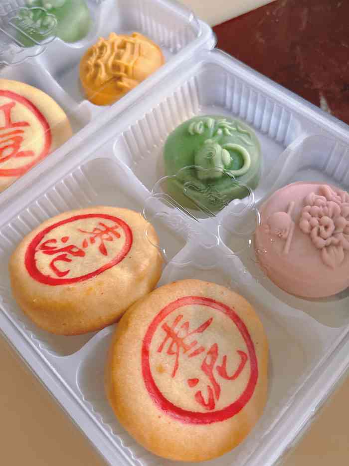 耀华糖果糕点铺(建设路店)-"见钻石广场楼下开了一家耀华,便在点评上